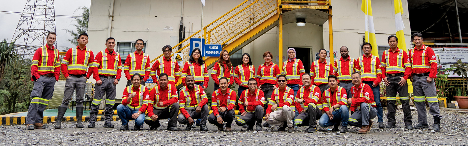 El banner del sitio web para la página de Asia muestra a varios empleados de Redpath de pie frente a un lugar de trabajo, posando para una foto grupal.