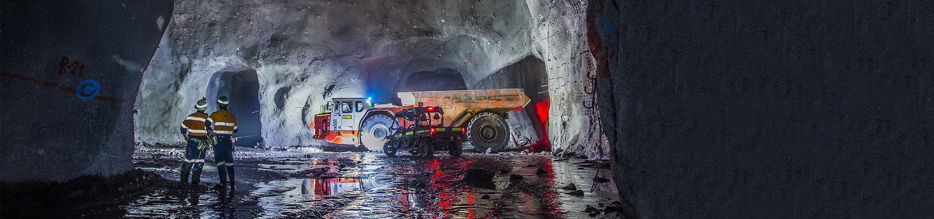 La bannière du site Web pour la page des salons professionnels et des événements montre deux employés de Redpath surveillant un camion de transport qui fonctionne dans une excavation massive.