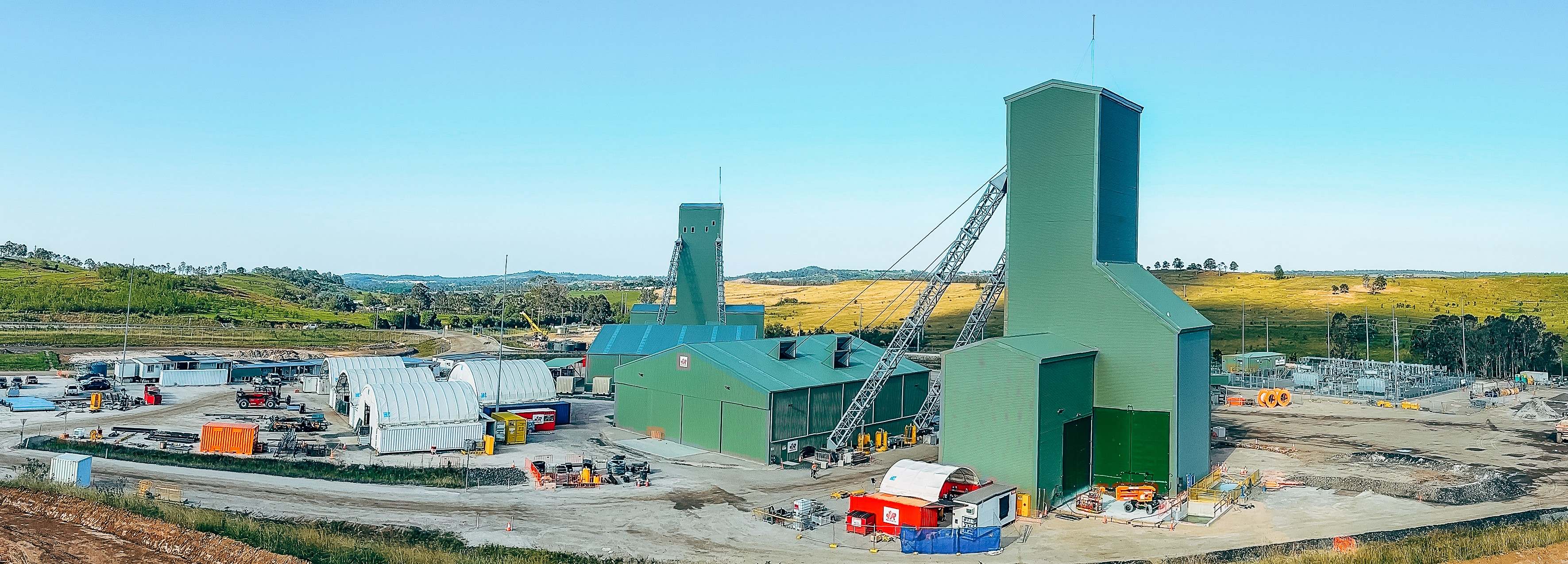 Vue panoramique du site de la mine Appin où Redpath effectue le développement minier, la construction, l’excavation mécanique, la réhabilitation, l’exploitation minière de production, le fonçage de puits, le forage et l’exploitation minière spécialisée.