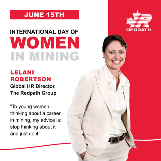 Lelani Robertson, directrice RH mondiale de Redpath, sur fond rouge avec le logo Redpath en blanc et un texte soulignant la Journée internationale des femmes dans le secteur minier